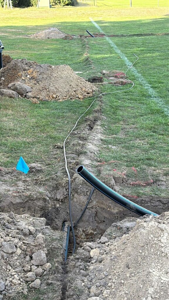Ein Erdloch mit einer Wasserleitung