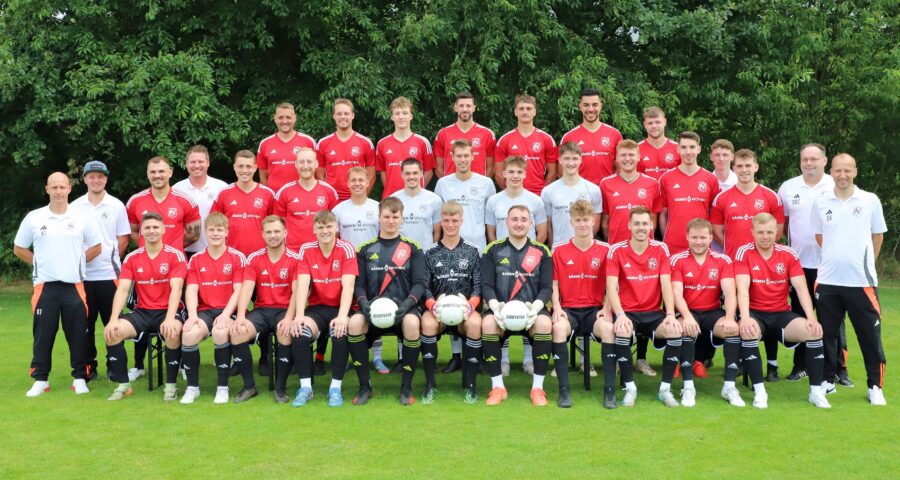Die Mannschaft mit dem Betreuerstab der 1. Herren