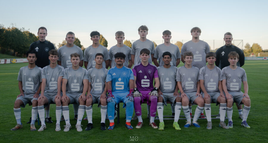 Die Mannschaft der JSG U19 I mit Betreuerstab
