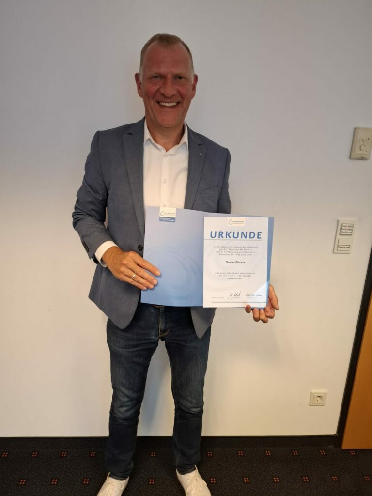Daniel Gösele mit seiner Urkunde in der Hand