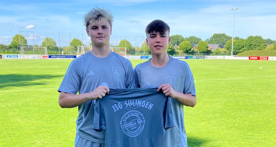 Jalen Bolte & Nick Hasselhop mit dem JSG Trikot in den Händen