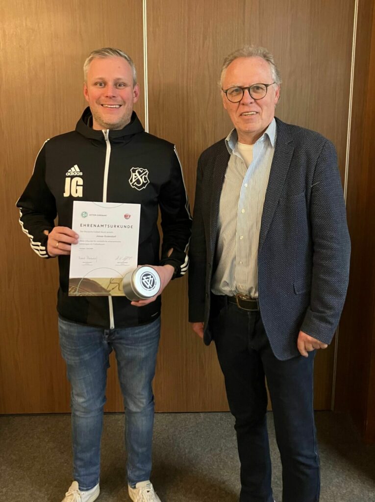 Jonas Gutendorf mit seiner Urkunde in der Hand und rechts neben ihm Heino Dahlskamp