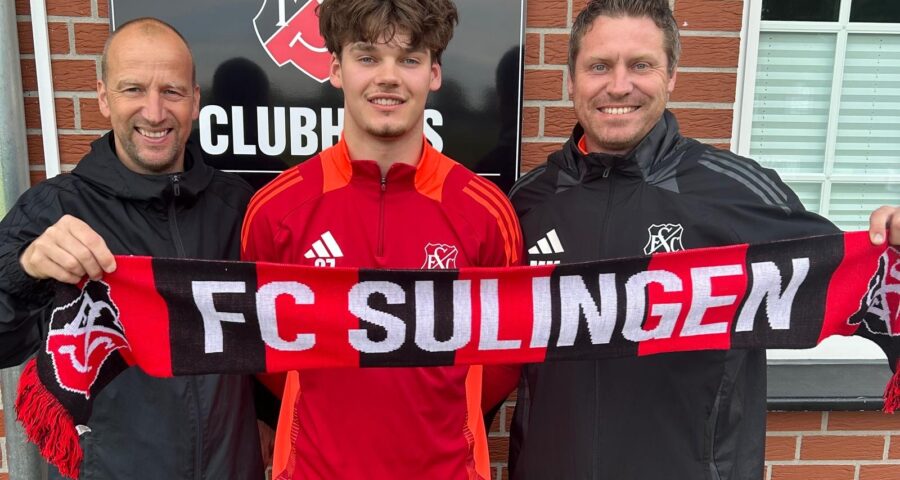 Von links Stefan Rostenthal, Tom Ortmann und Manuel Meyer, die den FC Schal vor sich halten