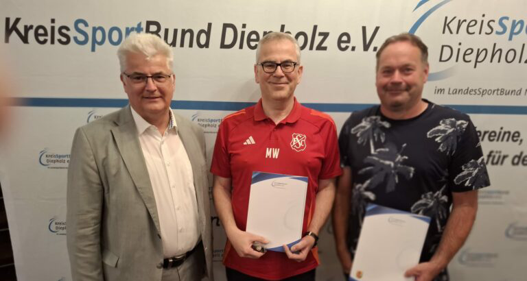 Markus Winter und Mike Schneider mit dem Bundestagsabgeordneten Axel Knörig (li.)